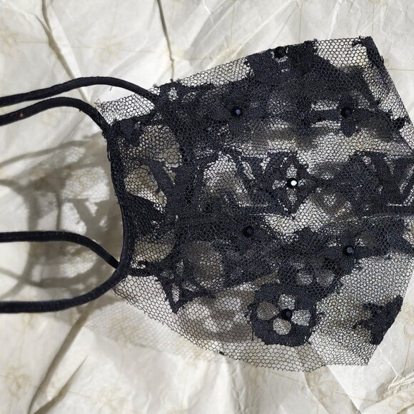 LOUIS VUITTON - EXTREMELY RARE, AUTHENTIC, ICONIC, LACE, MONOGRAM FACE MASK - Picture 6 of 16